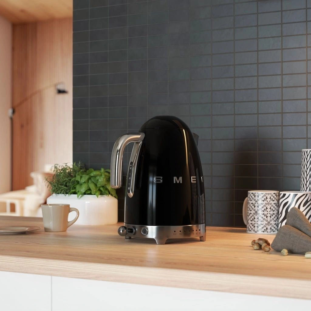 Електрическа кана Smeg KLF04BLEU Schwarz, 50's Style, 2400 W, 1.7 л, Черен