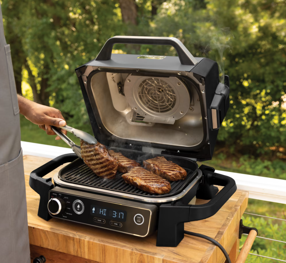 Електрическа скара Ninja Woodfire OG701EU с опушвач, 2400W, 7 функции за готвене, Сив