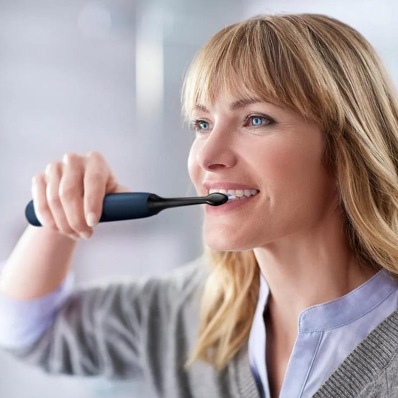 Комплект 2 електрически четки за зъби Philips Sonicare ProtectiveClean HX6851/34, 62000 движения/минута, 3 режима на почистване, Сензор за натискане, Функция BrushSync, 2 калъфа за носене, 2 глави за четки, Бял/Син