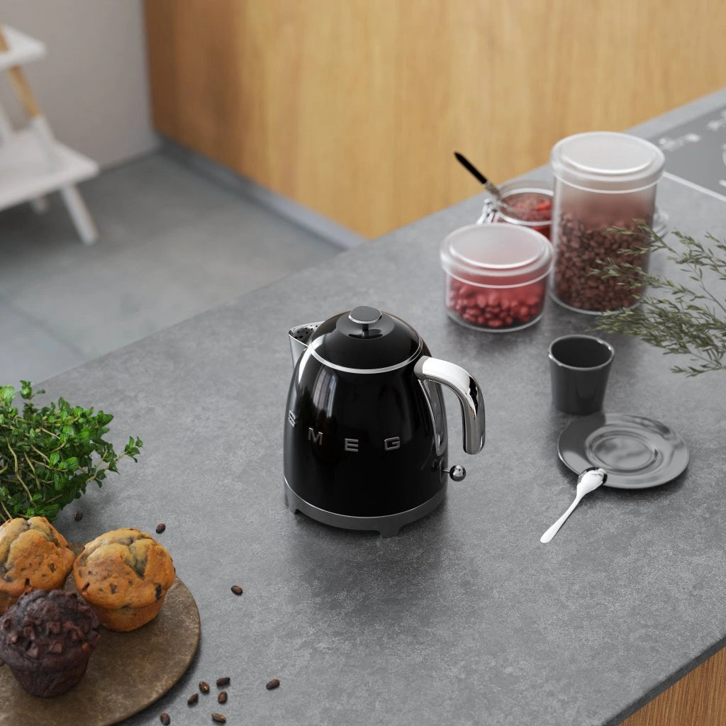Мини електрическа кана SMEG KLF05BLEU, 50's Style, 1400 W, 800 мл, Черна
