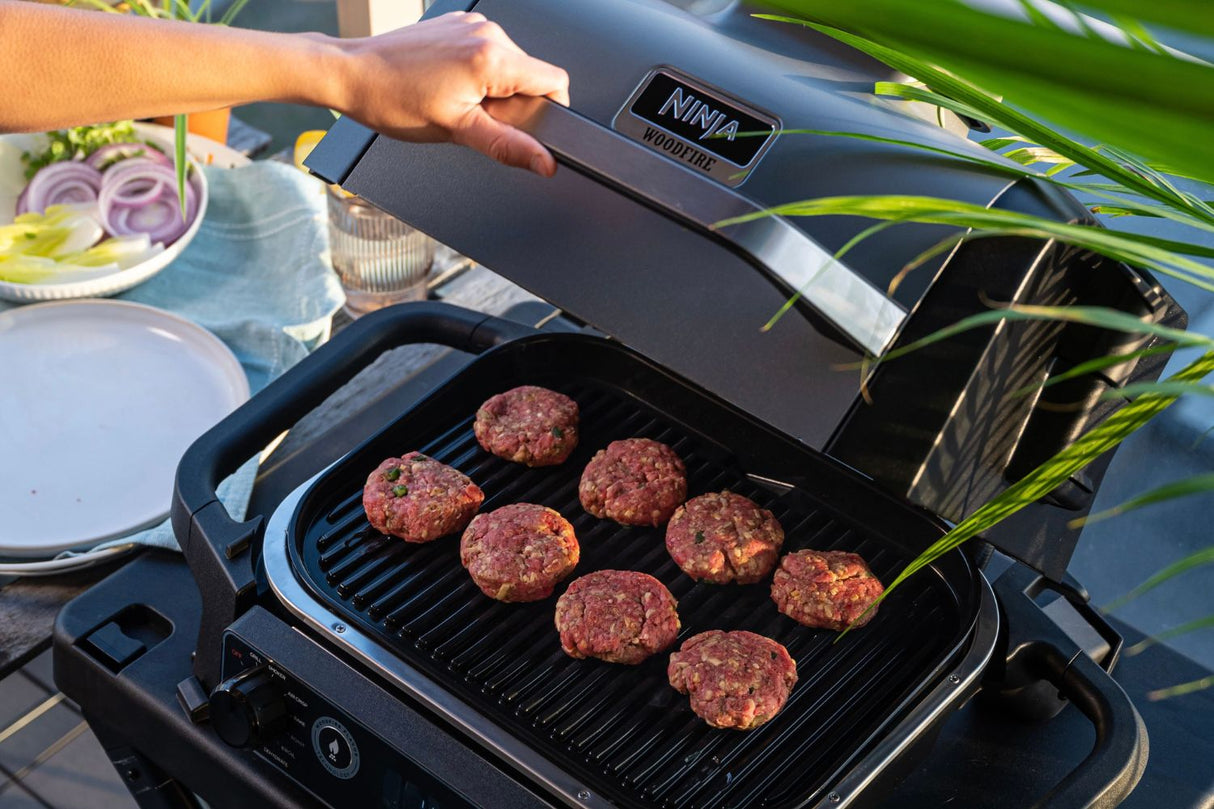 Електрическа скара Ninja Woodfire OG701EU с опушвач, 2400W, 7 функции за готвене, Сив