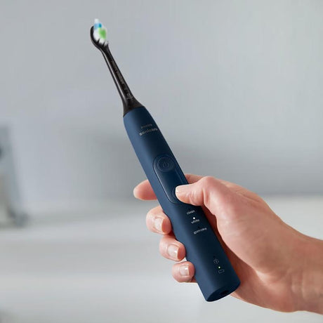 Комплект 2 електрически четки за зъби Philips Sonicare ProtectiveClean HX6851/34, 62000 движения/минута, 3 режима на почистване, Сензор за натискане, Функция BrushSync, 2 калъфа за носене, 2 глави за четки, Бял/Син
